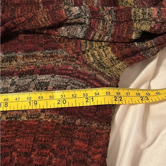 Ladies XL Ling Sleeve, Cowl Neck, Peep Hole in the back light weight Top - Picture 3 of 7